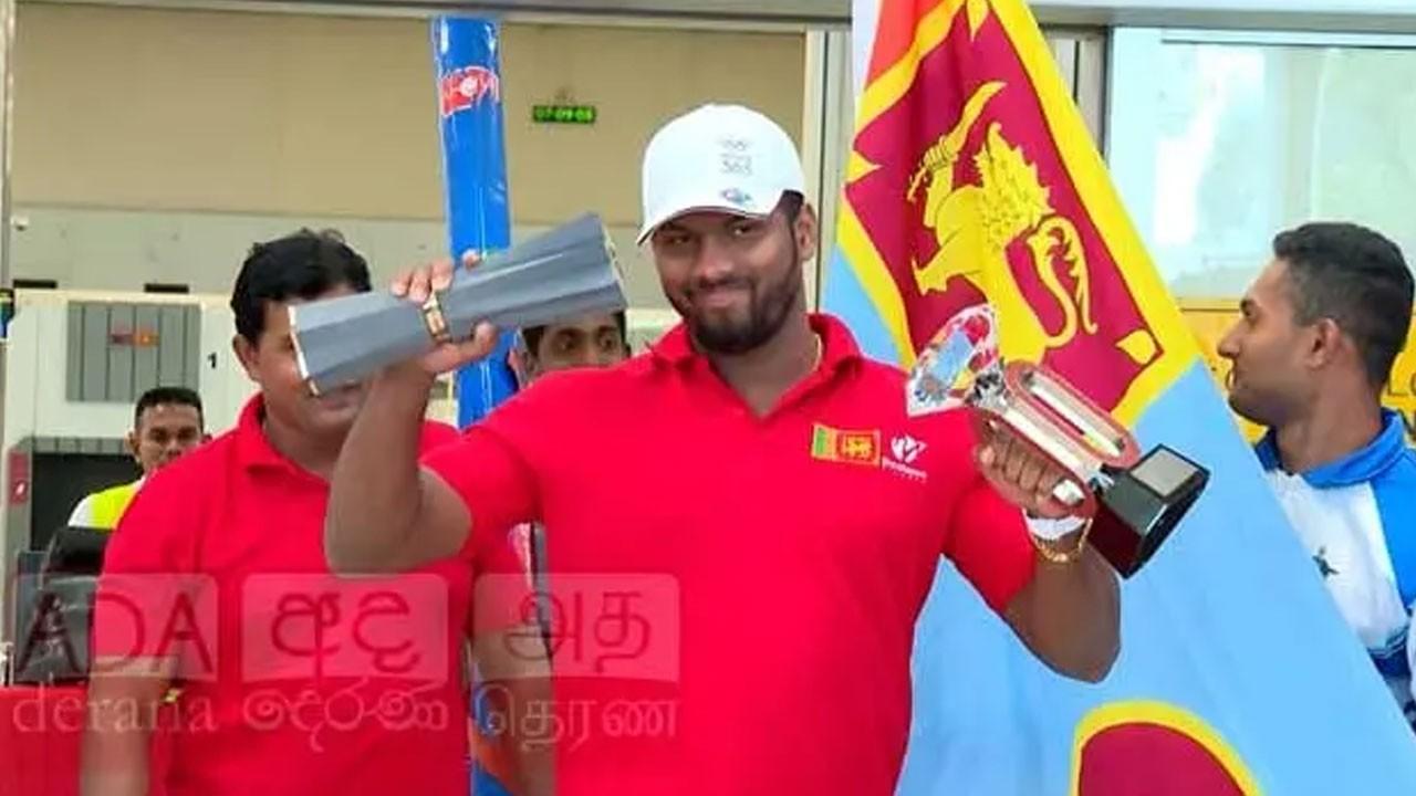 உலக செம்பியன்களை வீழ்த்திய ருமேஷ் தரங்க நாடு திரும்பினார்!
