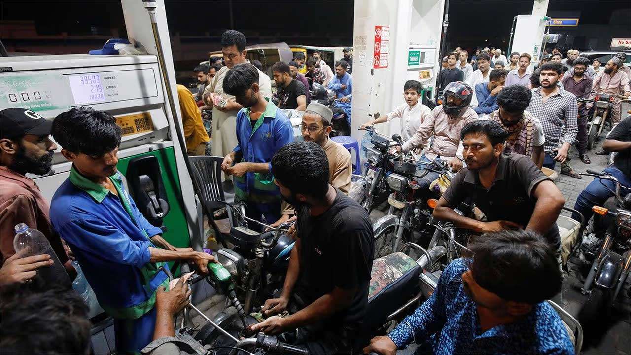 பாகிஸ்தானில் செலவுகளைக் கட்டுப்படுத்தக் கடும் நடவடிக்கைகள்