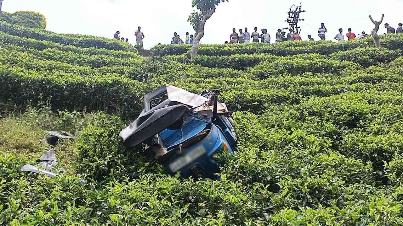 ஹட்டன் - பொகவந்தலாவ பிரதான வீதியில் 50 அடி பள்ளத்தில் முச்சக்கர வண்டி கவிழ்ந்து விபத்து!