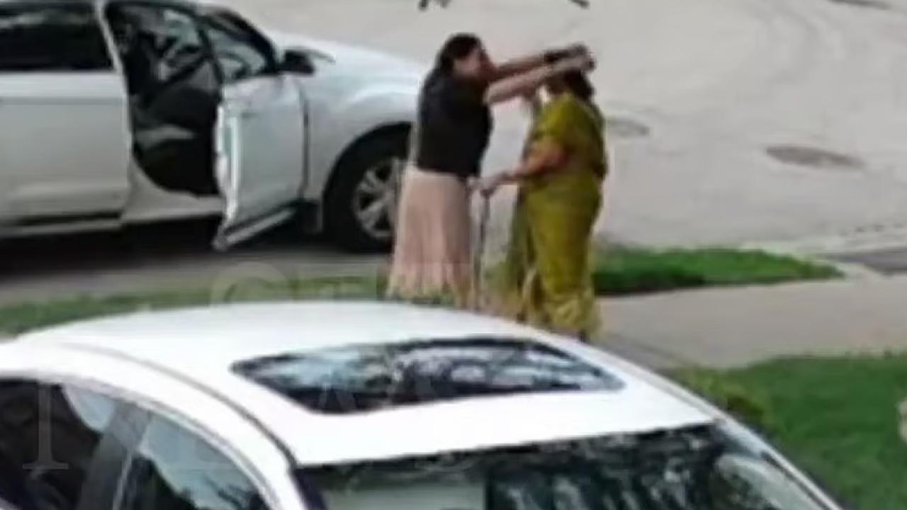 காலை தொட்டு வணங்கி நகைகளை கொள்ளையடித்த பெண்!