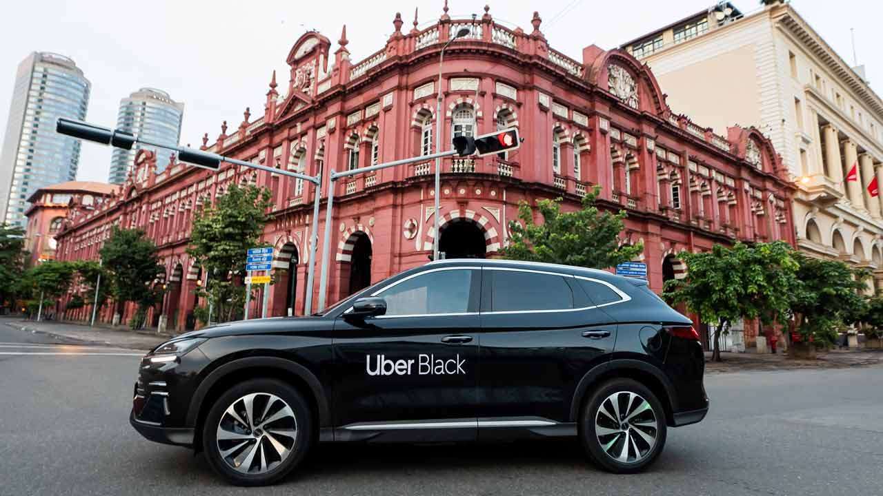 Uber Black மூலம் ‘business class of back seats’ சொகுசு பிரயாண அனுபவத்தை Uber இலங்கையில் அறிமுகப்படுத்தியுள்ளது