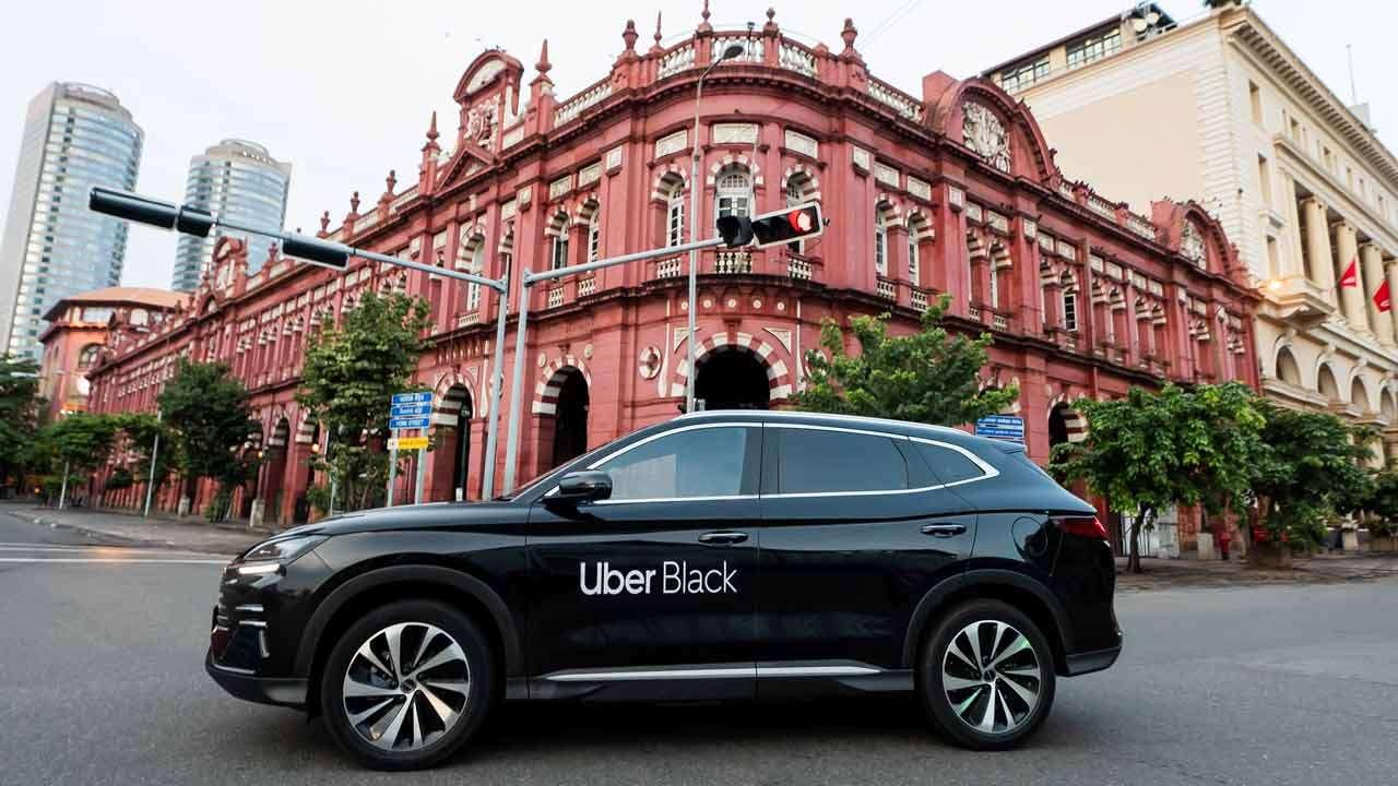 Uber Black மூலம் ‘business class of back seats’ சொகுசு பிரயாண அனுபவத்தை Uber இலங்கையில் அறிமுகப்படுத்தியுள்ளது