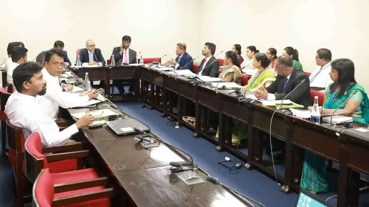 வாகன இலக்கத் தகடு மற்றும் சாரதி அனுமதிப்பத்திர தாமதம் குறித்து விசாரணை