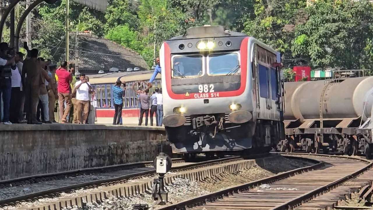 பேராதனை சென்றடைந்த பொடி மெனிகே ரயில்