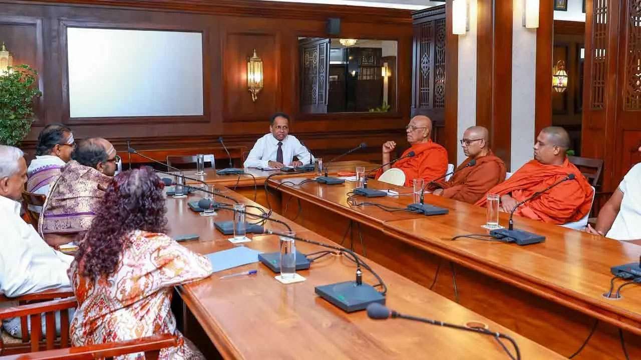 அனோஜனை விடுவிக்க அரச தலையீடு கோரி மகாநாயக்க தேரர்கள் ஜனாதிபதிக்குஞ மகஜர்!