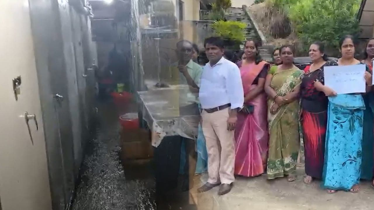 மழைநீரால் அவதிப்படும் கல்வி அலுவலக உத்தியோகத்தர்கள்!