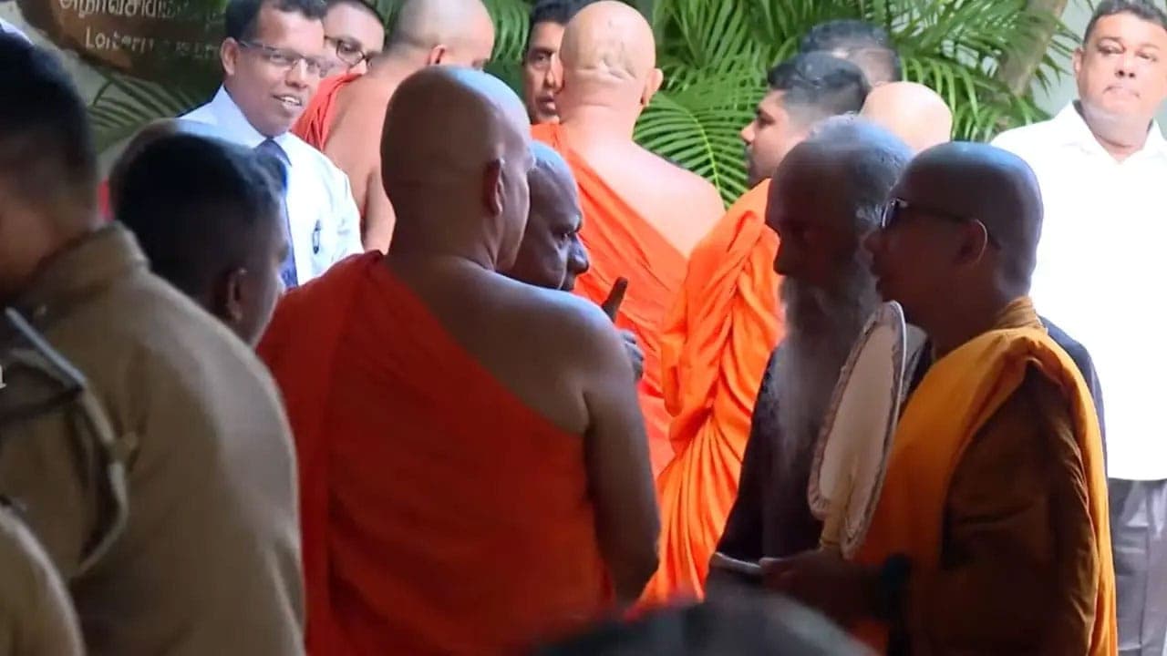 விஹாரமஹாதேவி பூங்காவில் சத்தியாகிரகத்தில் ஈடுபடும் பிக்குகள் நீதிமன்றுக்கு!