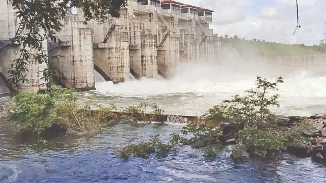 தெதுரு ஓயா நீர்த்தேக்கத்தின் எட்டு வான் கதவுகள் திறப்பு