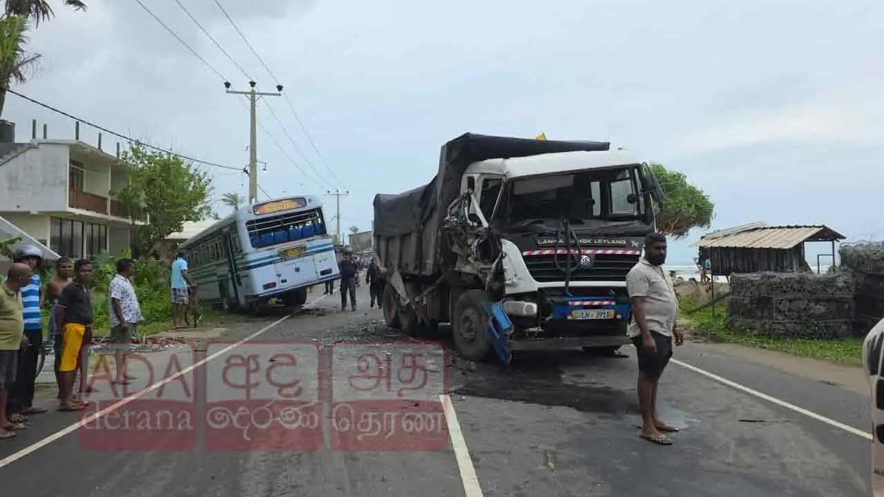 அஹங்கமவில் வாகன விபத்து: 5 பேர் காயம்
