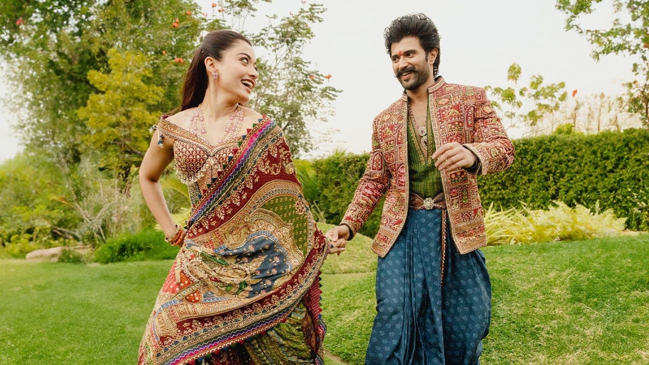 பொலிஸ் நிலையம் சென்ற விஜய் தேவரகொண்டா - ராஷ்மிகா தம்பதி!