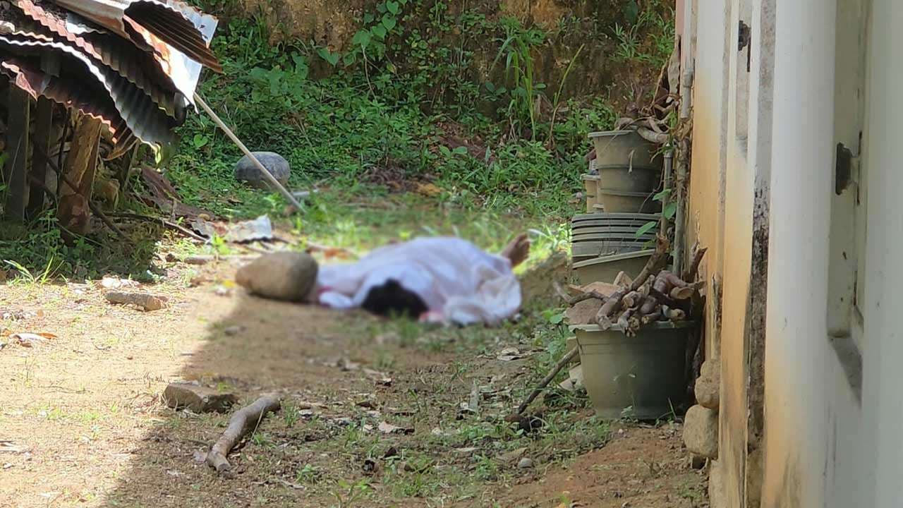 மர்மமான முறையில் உயிரிழந்த இரு பெண்களின் சடலங்கள் மீட்பு